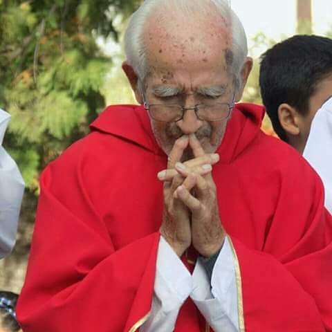 Padre Jesús Domingo Domínguez en una celebración
